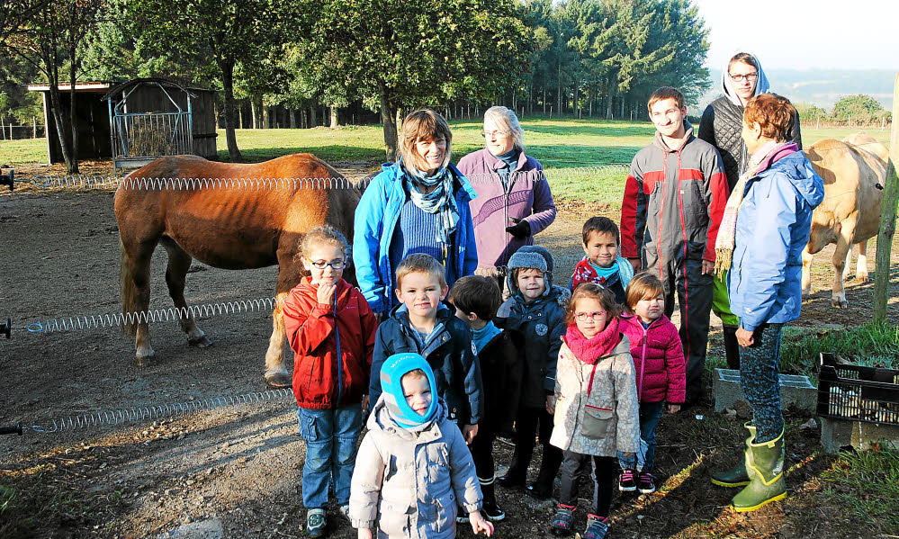 Les élèves de la classe bilingue de Martine Lahellec ( derrière à gauche ) ont découvert en breton l'enclos des chevaux Alizon, Blanchette et Arzur, des ânes Fanchic, Idéfix, Glazig et Charly et de la Froment du Léon Violette en compagnie de Laurence Kerbiriou, responsable de la ferme pédagogique ( derrière, 2ème à gauche ), de Kevin et Killian et d'une accompagnatrice.